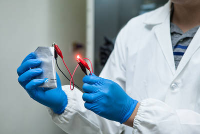 Ultrafast Rechargeable Aluminum-Ion Battery