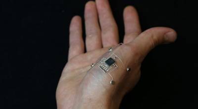 Low-cost wearables manufactured by hybrid 3D printing