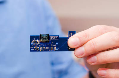 Jonsson School Engineers Shrink Microscope to Dime-sized Device