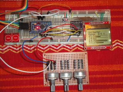 Four-channel voltmeter with analog display