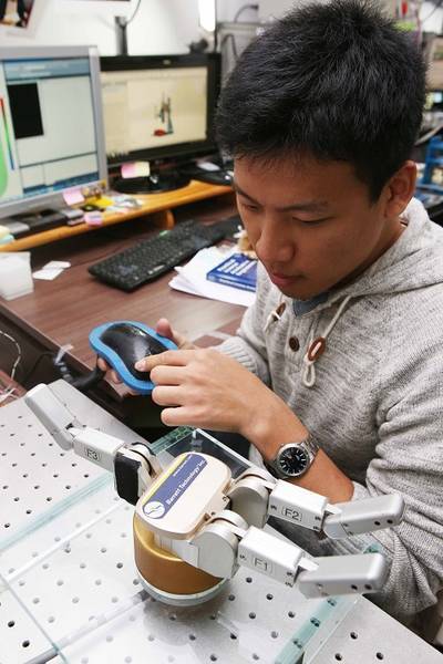 Prof. Jung Kim and Prof. Inkyu Park developed a tactile sensor that can act as a skin for a robot