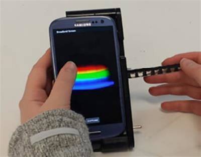 Handheld spectral analyzer turns smartphone into diagnostic tool