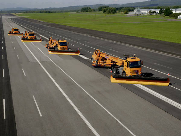 Snow removal on airfields: Automated Mercedes-Benz Arocs trucks clear the way
