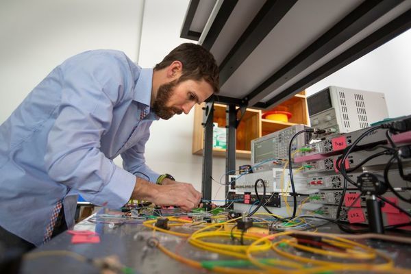 NAU scientist contributes to significant advance in silicon photonics
