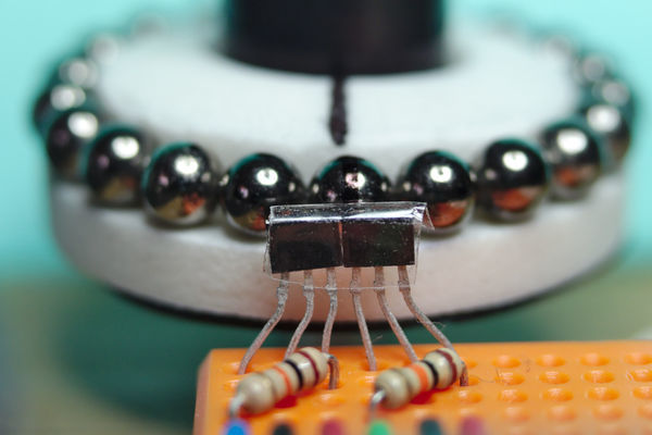 Low-cost and precise rotary encoder with magnetic spheres