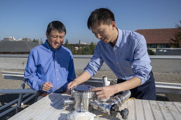 Stanford researchers develop a rooftop device that can make solar power and cool buildings