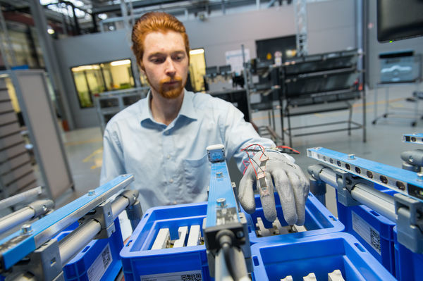 Smart glove for Industry 4.0: Connecting the physical hand to the virtual world