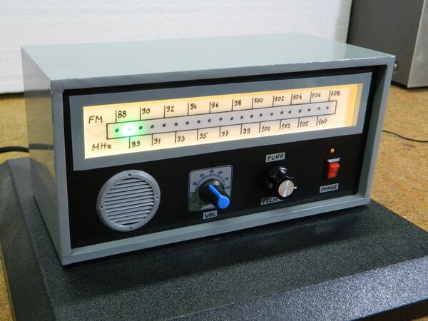 DIY Retro Look FM Radio with Linear Scale