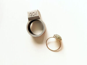 Smart finger ring with integrated RFID chip