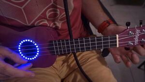 Light-emitting integrated ukulele tuner