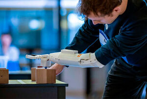 Engineering students from the UPC create a 3D-printed functional robotic arm
